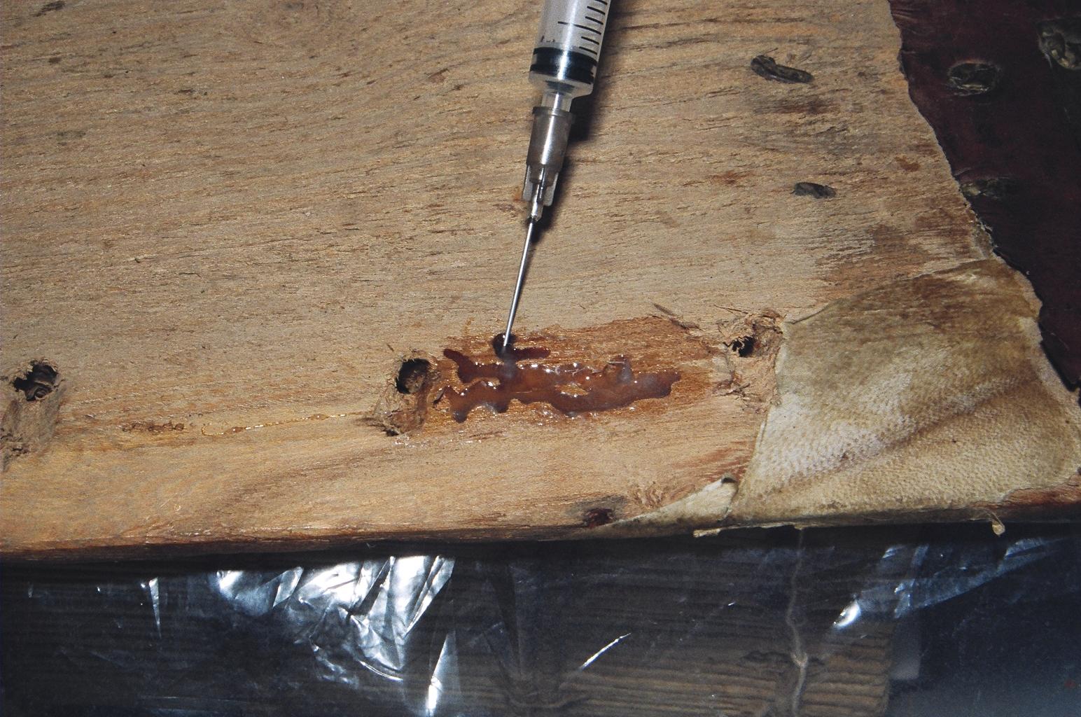 traitement des dégradations du bois: désinfection et rebouchage des trous de vrillettes à l ́aide d ́injections au Paraloid B 72